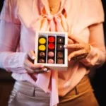 Ciocolata Guilty Pleasure – love made chocolate, Suvenir Delicios în Aeroporturile României