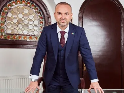 Publicitate de Ultimă Generație cu Eko Group: Totemuri Digitale 4K pentru Reclame Uimitoare